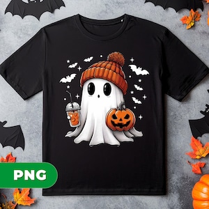 Può includere: T-shirt nera con un fantasma dei cartoni animati con un berretto arancione, che tiene in mano una zucca e una bevanda. Pipistrelli e stelle bianche sono sparsi intorno al fantasma. La parola "PNG" è in un rettangolo verde.