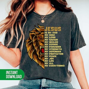 Puede incluir: Una camiseta gris con un gr&aacute;fico de le&oacute;n y el texto "JESUS IS MY GOD MY KING MY LORD MY SAVIOR MY HEALER MY REFUGE MY PROVIDER MY STRENGTH MY DEFENDER MY PROTECTOR MY PEACE MY JOY MY LIFE MY ALL MY EVERYTHING!"