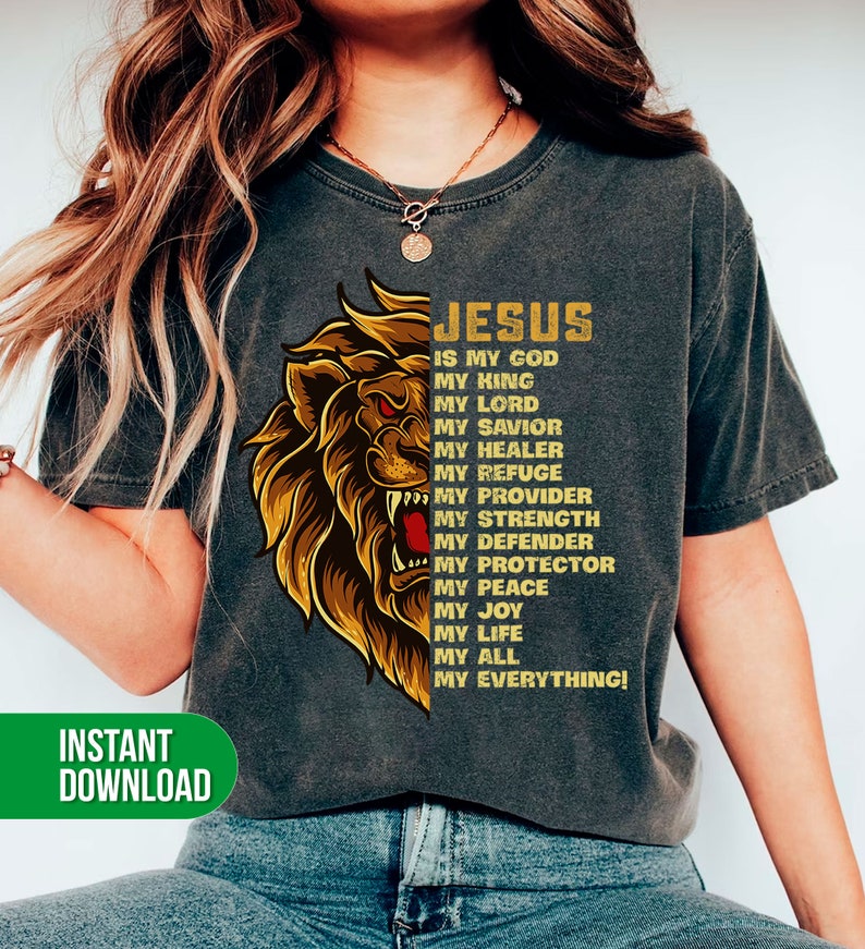 Puede incluir: Una camiseta gris con un gr&aacute;fico de le&oacute;n y el texto "JESUS IS MY GOD MY KING MY LORD MY SAVIOR MY HEALER MY REFUGE MY PROVIDER MY STRENGTH MY DEFENDER MY PROTECTOR MY PEACE MY JOY MY LIFE MY ALL MY EVERYTHING!"