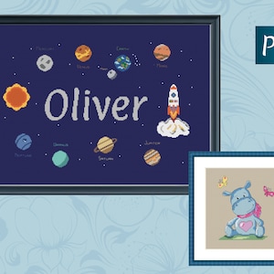 Puede incluir: Patrón de punto de cruz con un cohete azul y blanco, planetas y el nombre Oliver. Un segundo patrón presenta un hipopótamo azul con un corazón rosa y mariposas.