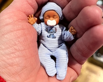 Pijama Babydoll hecho a mano con gorro a juego para muñecas de 2 a 3 pulgadas