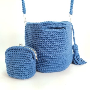 Bolso bandolera para mujer con cartera de cierre de beso. Bolsa de ganchillo hecha a mano con asas superiores. Regalo para ella. Bolsa estilo cubo. Bandolera.