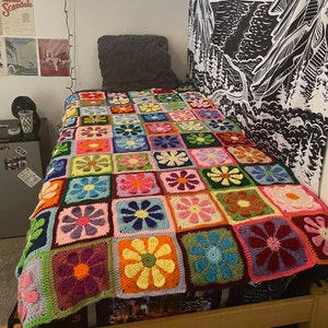 Crochet Daisy Granny Square Blanket