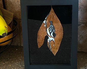 Chickadee (Acryl auf einem getrockneten Blatt gemalt. Ein perfektes Weihnachtsgeschenk für den Naturliebhaber!)