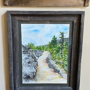 Puede incluir: Una pintura de acuarela de un camino a través de un paisaje rocoso con árboles y un cielo azul. El camino serpentea y conduce a un horizonte lejano.