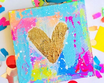 Adorno navideño abstracto de corazón en lámina dorada / Regalo por menos de 20 / Intercambio de adornos / Adorno navideño colorido / Obra de arte de corazón en miniatura