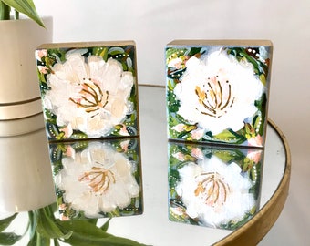 PINTURA FLORAL BLANCA sobre un pequeño bloque de madera / Decoración floral abstracta para el hogar / Mini pintura floral / Pequeña pintura floral de peonía orgánica