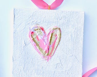 Pequeña obra de arte en oro rosa sobre lienzo texturizado en miniatura / Decoración de San Valentín / Regalo para baby shower de niña / Decoración de guardería / Obra de arte con corazón texturizado