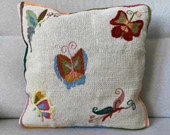 Funda de cojín kilim bordada a mano con diseño de mariposa (50 x 50 cm)