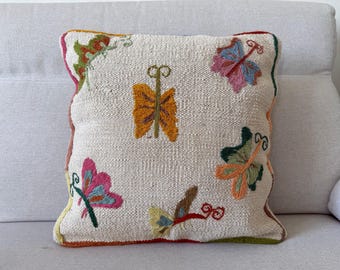 Funda de cojín kilim bordada a mano con diseño de mariposa (50 x 50 cm)