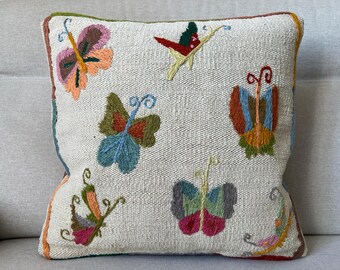 Funda de cojín kilim bordada a mano con diseño de mariposa (50 x 50 cm)