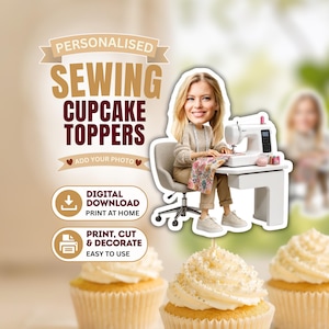 Può includere: Un topper per cupcake personalizzato a tema cucito, raffigurante una caricatura di una persona seduta a una scrivania bianca con una macchina da cucire, che indossa un maglione e pantaloni beige. Il testo recita PERSONALISED SEWING CUPCAKE TOPPERS, ADD YOUR PHOTO, DIGITAL DOWNLOAD, PRINT, CUT & DECORATE.