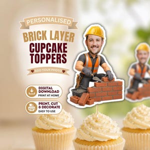 Puede incluir: Adornos personalizados para cupcakes con una figura estilo caricatura que lleva un casco amarillo y un chaleco naranja, sosteniendo una paleta mientras construye un muro de ladrillos. El texto dice: PERSONALIZED BRICK LAYER CUPCAKE TOPPERS.