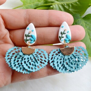 Orecchini pendenti a fiori in pasta polimerica / Orecchini pendenti in tessuto / Orecchini blu