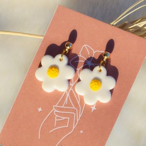 Daisy earrings trendy summer handmade in polymer clay and customizable
