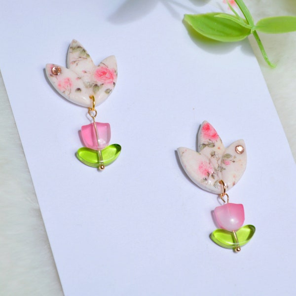 Boucles d'oreilles tulipe en verre et en argile polymère / Boucles d'oreilles poétiques faites main /Cadeau original