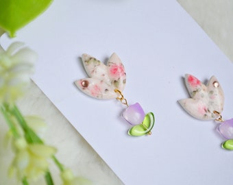 Boucles d'oreilles tulipe en verre et en argile polymère / Boucles d'oreilles poétiques faites main