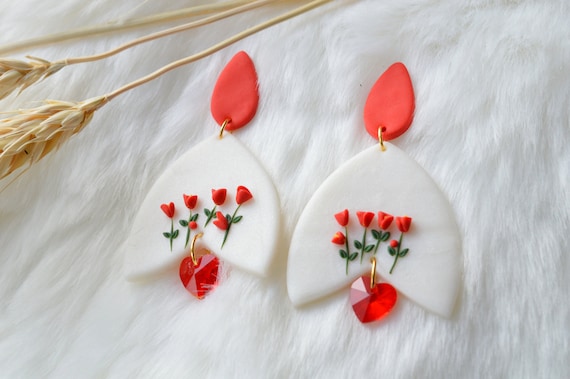 Boucles d'oreilles avec cristal rouge / Boucle d'oreille fleurie / Tulipe fabriquée en argile polymère / Cadeau fait main / Boucle rouge