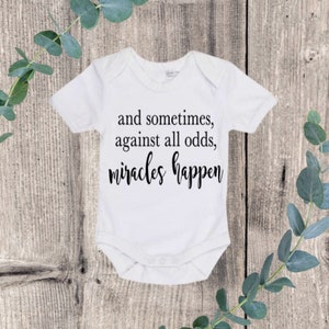En soms gebeuren er tegen alle verwachtingen in wonderen | Wonder baby rompertje | Babycadeau | Nieuwe baby | IVF-baby | IVF-rompertje | Babyaankondiging