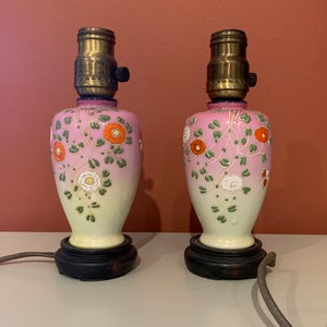 Paar frühes Jahrhundert handgemalte japanische Moriage Boudoir Lampen