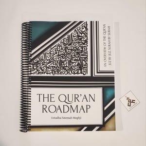 Puede incluir: Un libro encuadernado en espiral titulado "The Qur'an Roadmap" con el nombre del autor, Ustadha Fatemah Meghji, debajo del título. La portada presenta caligrafía árabe y el texto "An Overview of the Qur'an Juz by Juz, Surah by Surah".