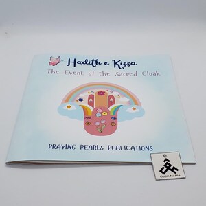 Puede incluir: Un libro infantil titulado "Hadith e Kissa, The Event of the Sacred Cloak" con una colorida ilustración de un arcoíris, flores y nubes. La portada del libro también presenta el texto "Praying Pearls Publications" y un pequeño logotipo.