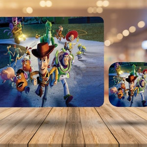 Personalisierte Hochglanz Tasse Untersetzer und Tischset für Kinder, Tischsets und Untersetzer Set, Disney Toy Story Tischsets Geschenk mit Namen