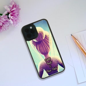 Può includere: Una custodia per telefono nera con un'immagine colorata di Trilly con il testo "Faith Trust & Pixie Dust".