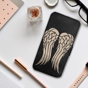 Capa de celular tipo carteira com compartimentos para cartões, capa de celular personalizada, asas de Daryl Dixon, asas de anjo vintage - adicione seu nome!
