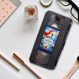 Étui portefeuille avec inserts pour cartes, coque de téléphone personnalisée pour iPhone et Samsung, magnétophone rétro représentant la petite sirène Ariel - Ajoutez votre nom !