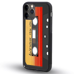 Puede incluir: Carcasa de teléfono negra con la parte posterior transparente que muestra una cinta de casete vintage con el texto "AWESOME MIX VOL."