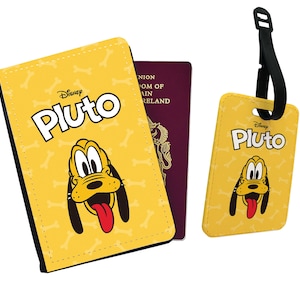 Può includere: Portapassaporto e tag per bagagli gialli con un'immagine di cartone animato di Pluto, un personaggio Disney, con il testo "Disney Pluto" su entrambi gli articoli.