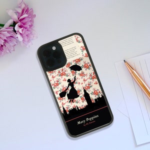 Op de afbeelding: Een zwarte telefoonhoes met een bloemenpatroon en een silhouet van Mary Poppins die met een paraplu vliegt. De hoes heeft de titel "Mary Poppins" en de auteur "P.L. Travers" gedrukt op de onderkant.