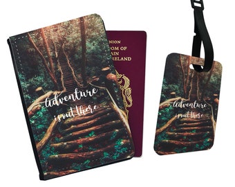 Housse de passeport et étiquette de bagage en similicuir personnalisées, cadeau d'accessoires de voyage, citation de voyage motivante, l'aventure est là