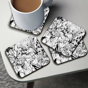 Puede incluir: Conjunto de cuatro posavasos en blanco y negro con una ilustración de estilo cómic de un grupo de superhéroes. Los posavasos son cuadrados y están hechos de un material duradero.