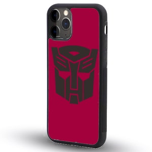 Op de afbeelding: Een rode telefoonhoes met een zwart Transformers-logo. De hoes heeft een zwarte rand en een uitsparing voor de camera.