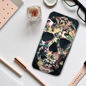 Portemonnaie Handyhülle mit Karteneinsätzen, Gothic Handyhülle für iPhone & Samsung, College Art Floral Skull - Füge deinen Namen hinzu!