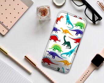 Op de afbeelding: Een witte telefoonhoes met een kleurrijk dinosauruspatroon. De dinosaurussen zijn groen, blauw, rood, geel en paars. De hoes heeft een witte achtergrond en een zwarte rand.