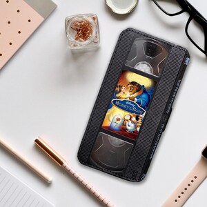 Funda para teléfono con billetera y tarjeteros, funda personalizada para teléfono, La Bella y la Bestia de Disney, casete retro: ¡agrega tu nombre!