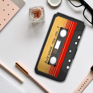 Capa de celular tipo carteira com compartimentos para cartões, capa de celular personalizada Guardian of Galaxy Awesome Retro Mix Vol. 1 - Adicione seu nome!