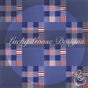 Op de afbeelding: Een blauw-wit geruite achtergrond met een cirkel in het midden. De cirkel is een lichtere tint blauw en heeft een rood, wit en blauw patchwork-ontwerp. De tekst "Lucky Goose Designs" is geschreven in een cursief schrift in het midden van de cirkel.