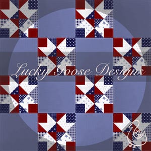 以下が含まれることがあります： 赤、白、青のパッチワークキルトパターンで、円形の縁取りがあります。キルトは、中央に星形のデザインが施された正方形で構成されています。縁取りは単色の青です。キルトには、「Lucky Goose Designs」というテキストが白い筆記体で印刷されています。