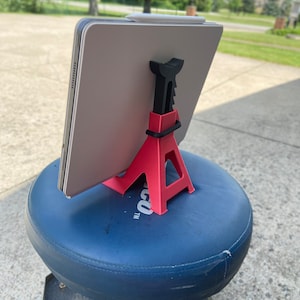 Soporte para tableta con soporte de gato: ¡banco de trabajo, caja de herramientas o complemento de escritorio perfecto para amantes de los engranajes y los entusiastas del automóvil!