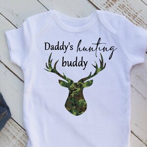Arquivo svg do amigo de caça do papai, camisa de caça de bebê, veado svg, papai menino svg, svg dizendo, caça svg, design cricut, cricut svg, vetor