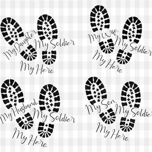 Puede incluir: Cuatro huellas de botas negras con el texto "My Soldier" y "My Hero" sobre cada par. El texto sobre cada par de huellas tambi&eacute;n incluye "My Daughter", "My Wife", "My Husband" y "My Son".