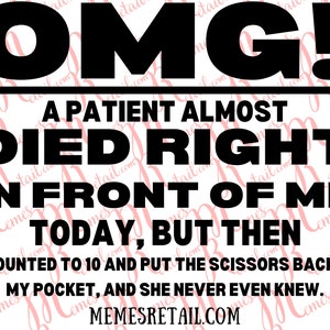 Könnte beinhalten: Ein schwarz-weißes Text-Meme mit dem Text "OMG! EINE PATIENTIN IST FAST VOR MIR GESTORBEN, HEUTE, ABER DANN HABE ICH BIS 10 GEZÄHLT UND DIE SCHERE WIEDER IN MEINE TASCHE GESTECKT, UND SIE HAT ES NICHT MAL GEMERKT." und der Website "MEMESRETAIL.COM" unten.