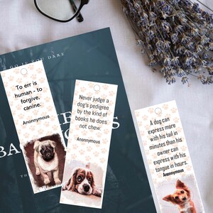 Op de afbeelding: Drie honden-bladwijzers met pootprintpatronen en inspirerende citaten. De eerste bladwijzer heeft een mopshondje en het citaat "Fouten maken is menselijk - vergeven, hond." De tweede bladwijzer heeft een spanielhondje en het citaat "Oordeel nooit over de stamboom van een hond door de soort boeken die hij niet kauwt." De derde bladwijzer heeft een chihuahua-hondje en het citaat "Een hond kan meer uitdrukken met zijn staart in minuten dan zijn eigenaar met zijn tong in uren."