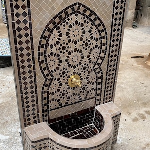 Marokkanischer Mosaik Brunnen.Mosaik Fliesenfontäne, Innenwasserfontäne, Inneneinrichtung, Terrasse innen und außen Dekor.