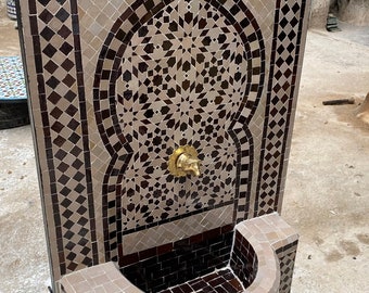 Fuente de mosaico marroquí.fuente de azulejos de mosaico, fuente de agua interior, decoración interior, terraza interior y decoración exterior.