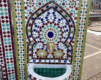 Fuente de mosaico marroquí.fuente de azulejos de mosaico, fuente de agua interior, decoración interior, terraza interior y decoración exterior.